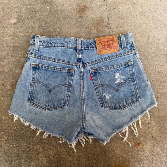 Vintage Levis 550 Studded Distressed Denim Shorts Light Wash High Rise Womens 11 - Picture 4 of 9